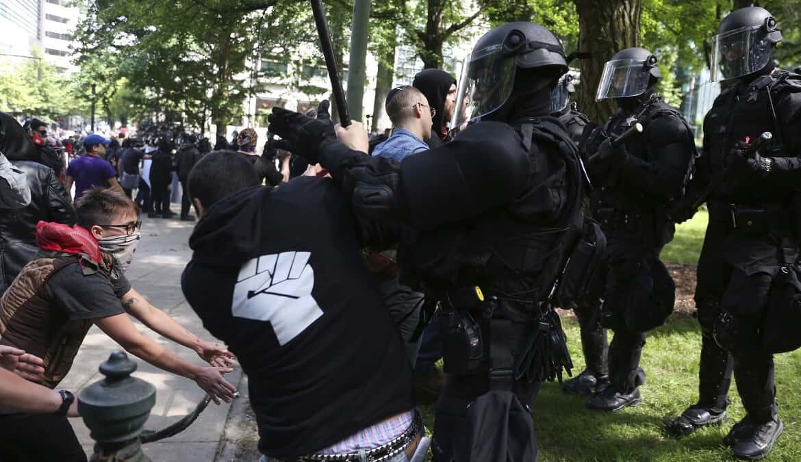 Anti faprotestorsattackpolice